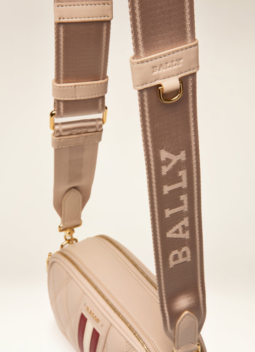 Apparel & Accessories>Handbags, Wallets & Cases