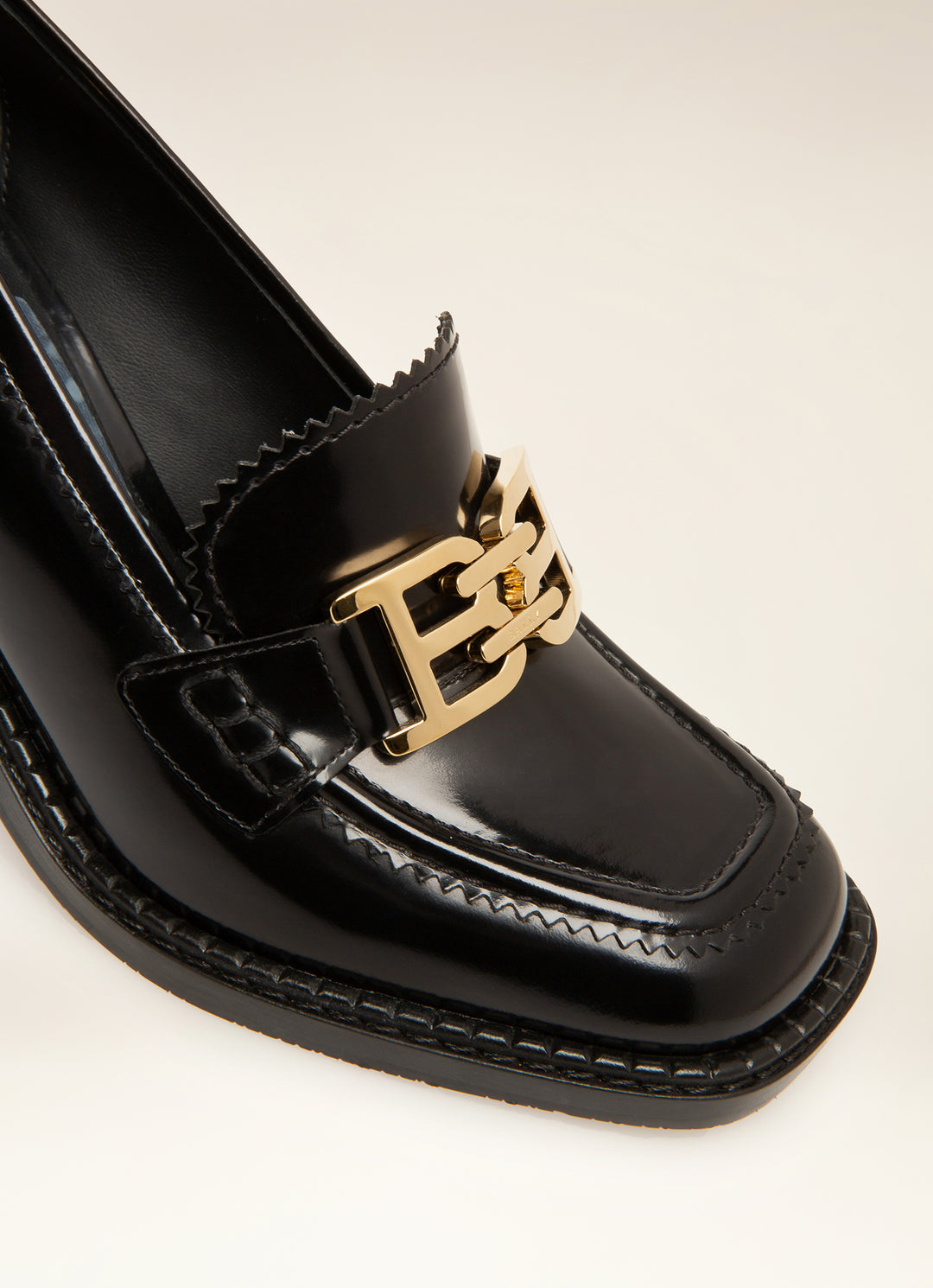Apparel & Accessories>Shoes