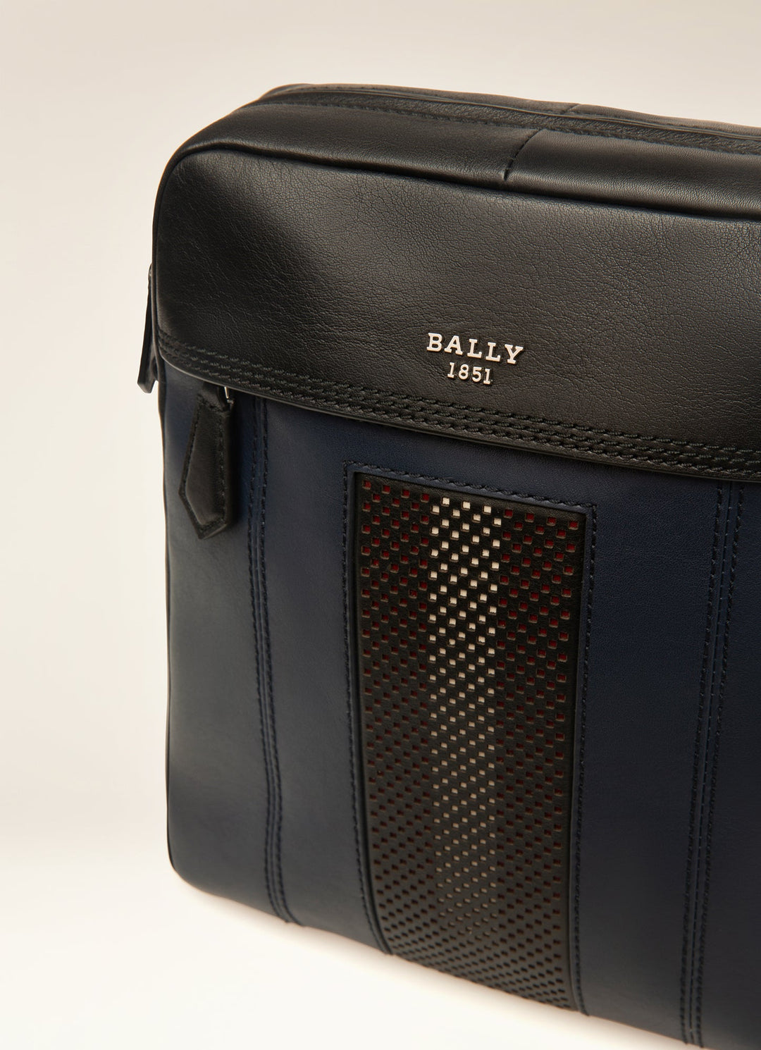 Apparel & Accessories>Handbags, Wallets & Cases
