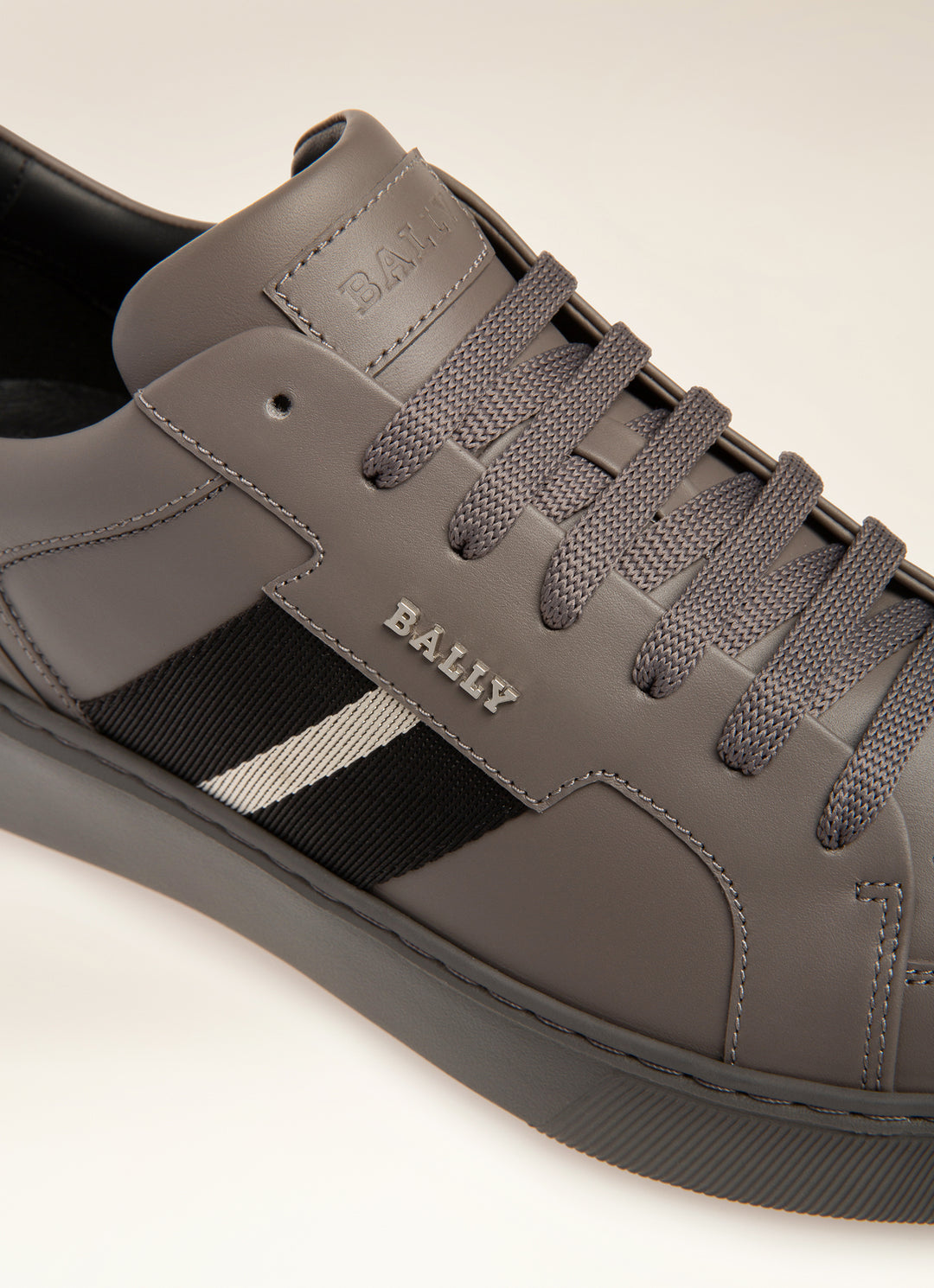 Apparel & Accessories>Shoes